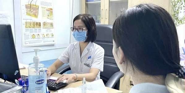 Bác sĩ chuyên khoa 2 Dương Thị Lan,– Phó Trưởng khoa Khám bệnh, Bệnh viện Da liễu T.Ư khám cho bệnh nhân mắc bệnh da do mưa ngập.