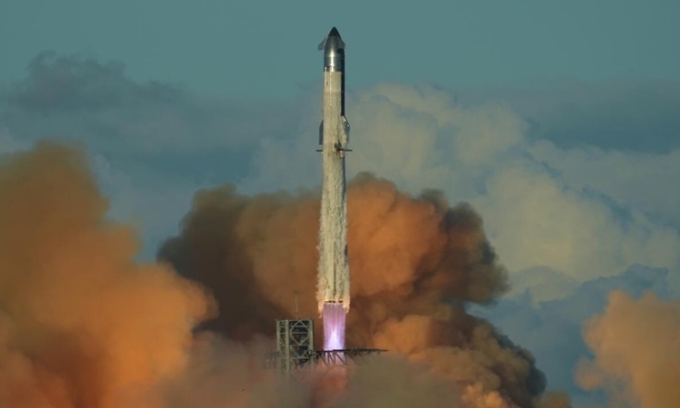 Tên lửa Starship phóng lên cao trong chuyến bay thử nghiệm thứ 11 từ căn cứ Starbase hôm 13/10. Ảnh: LA Times