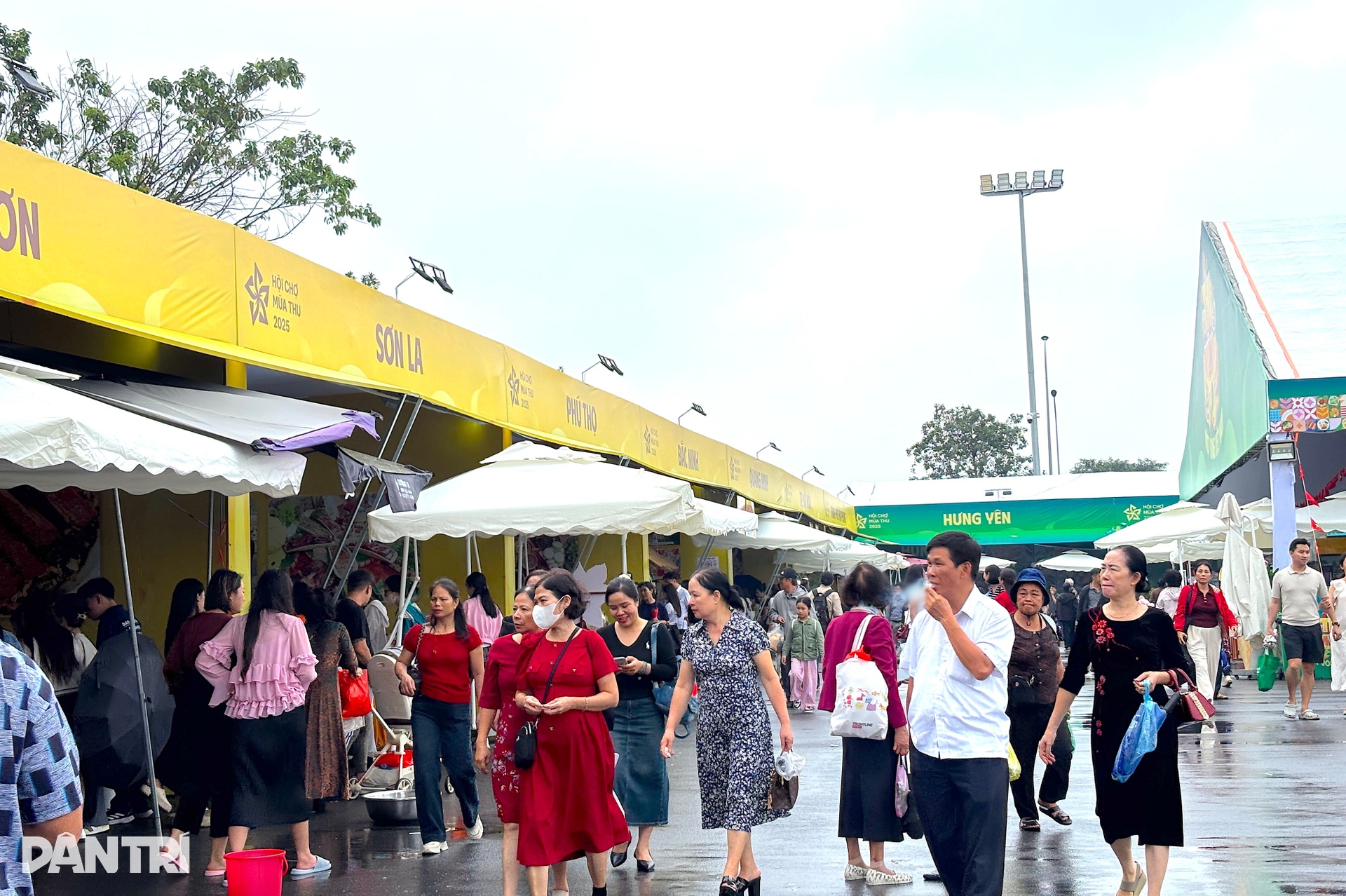 Cầm 200.000 đồng ăn đủ món ngon 3 miền tại Hội chợ Mùa Thu ở Hà Nội - 1