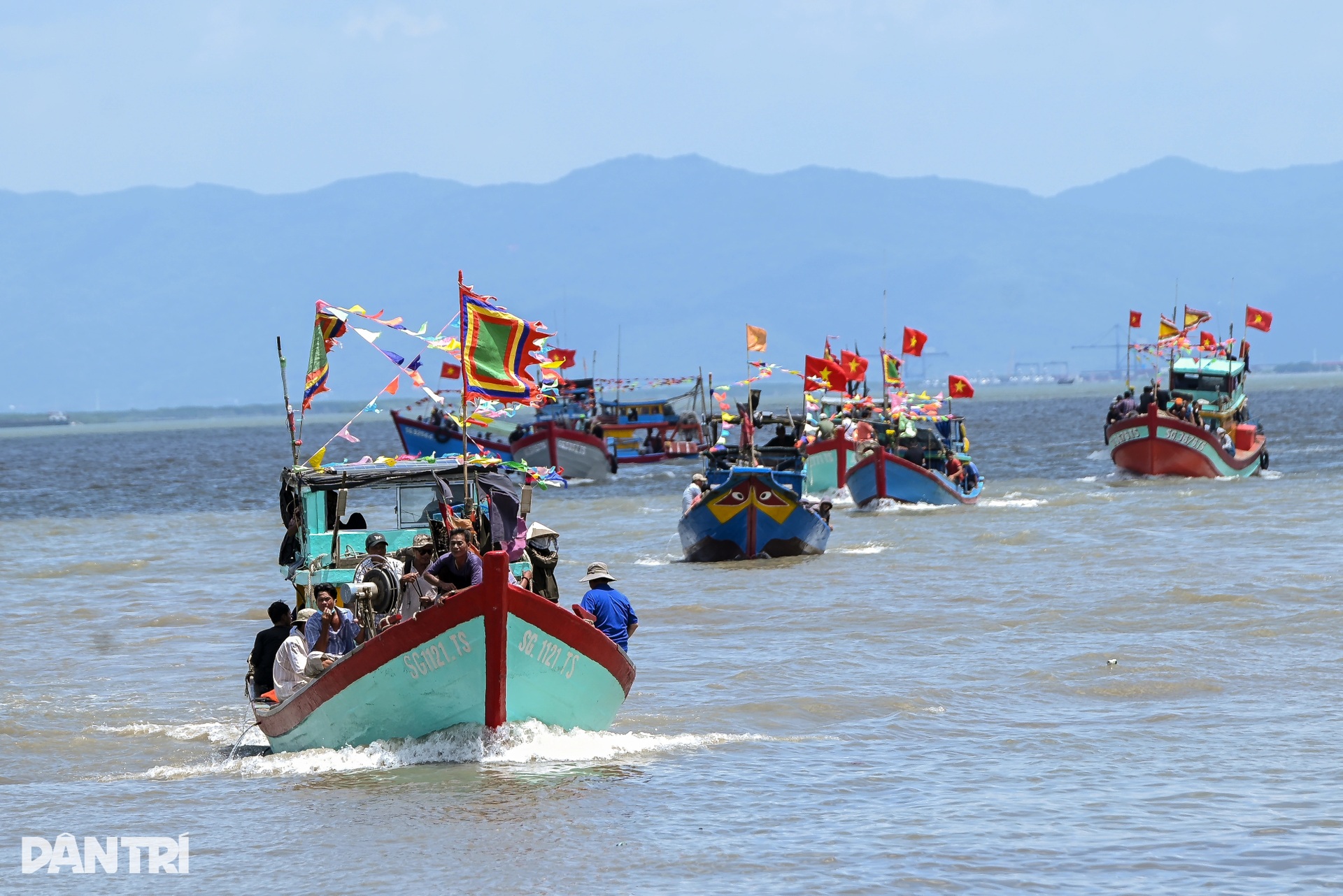 Cần Giờ rộn ràng Lễ hội Nghinh Ông, hàng trăm ngư dân ra khơi cầu bình an - 1