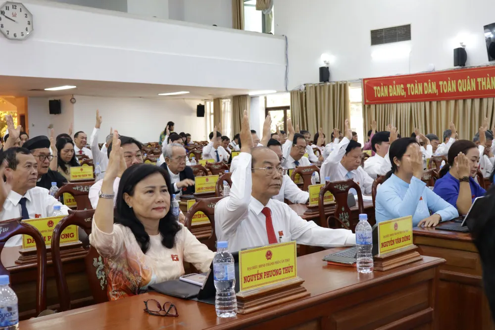 Đại biểu HĐND TP Cần Thơ thông qua nghị quyết tại kỳ họp. Ảnh: NHẪN NAM Đại biểu HĐND TP Cần Thơ thông qua nghị quyết tại kỳ họp. Ảnh: NHẪN NAM