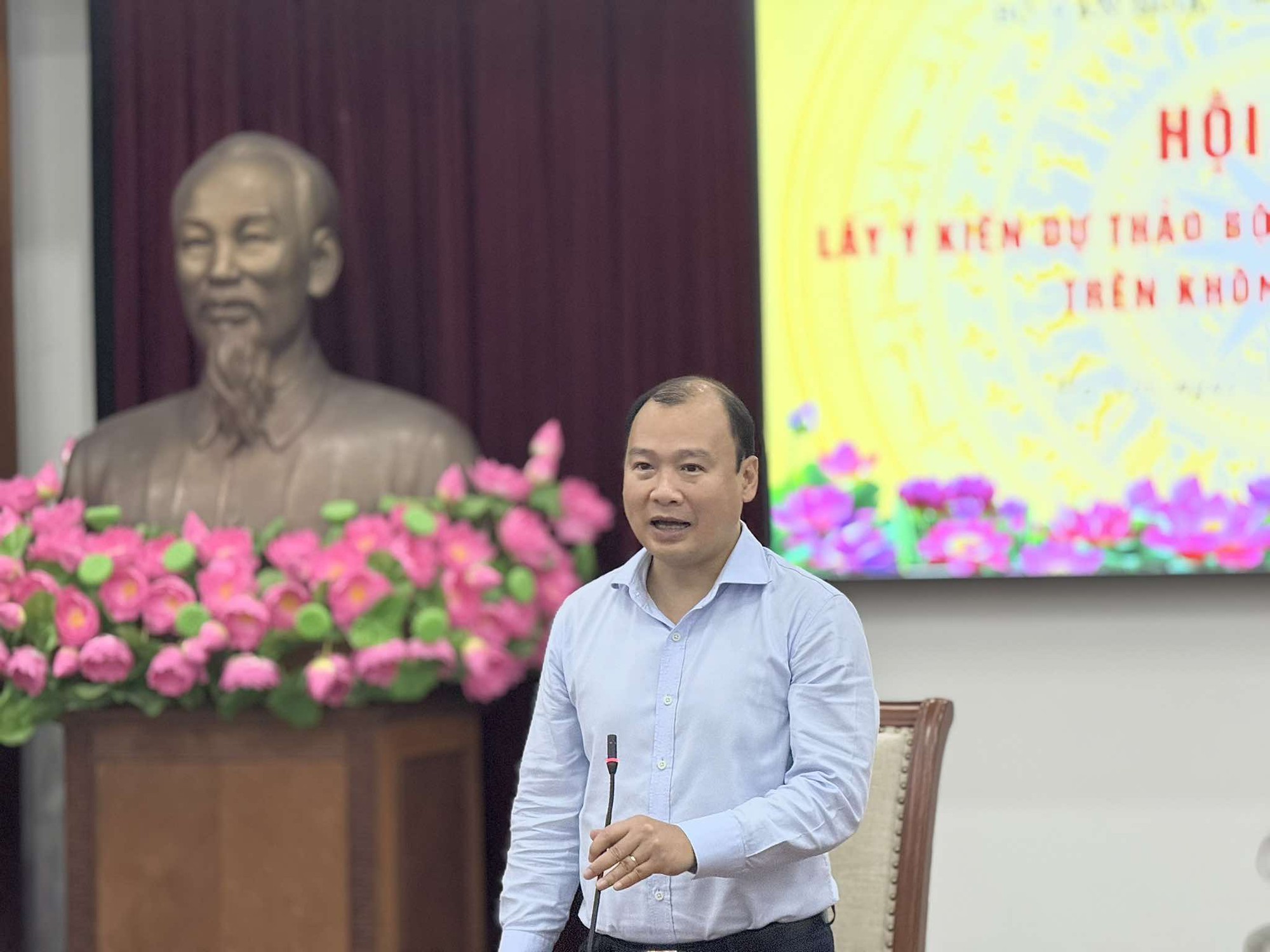 Cần bộ quy tắc ứng xử để 'làm sạch' không gian mạng- Ảnh 1. Cần bộ quy tắc ứng xử để 'làm sạch' không gian mạng- Ảnh 1.