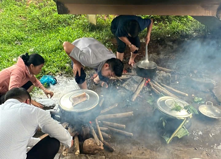 Cán bộ xã tự tay nấu cơm nóng cho bà con đến từ vùng sạt lở 1 quảng ngãi - Ảnh 1.