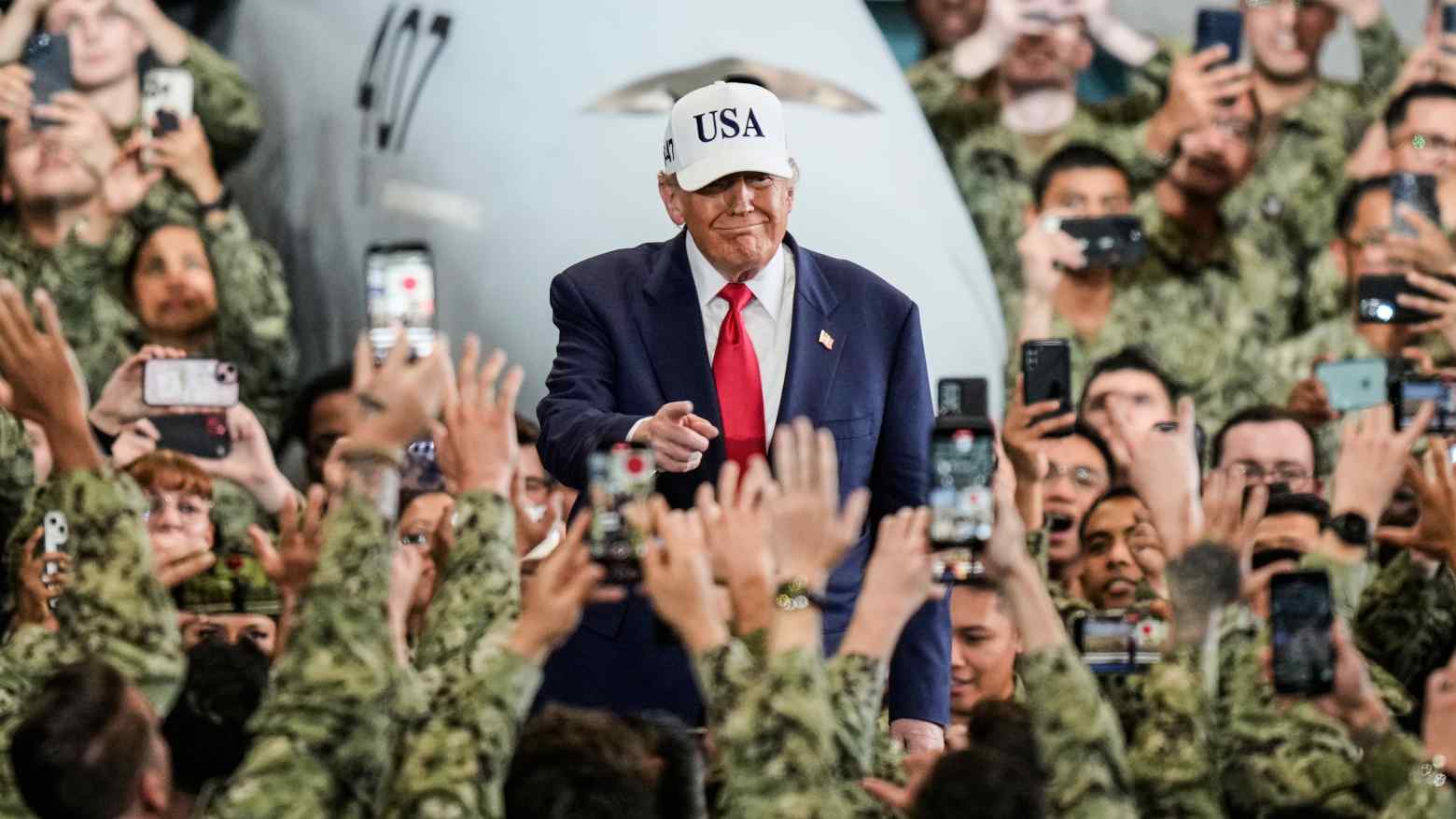 Cận cảnh Tổng thống Donald Trump cùng thủ tướng Nhật Bản lên tàu sân bay 1 Ông Donald Trump cùng Thủ tướng Nhật Bản lên tàu sân bay - Ảnh 1.