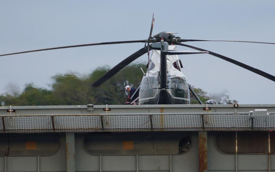 Cận cảnh Tổng thống Donald Trump cùng thủ tướng Nhật Bản lên tàu sân bay 4 Ông Donald Trump cùng Thủ tướng Nhật Bản lên tàu sân bay - Ảnh 4.