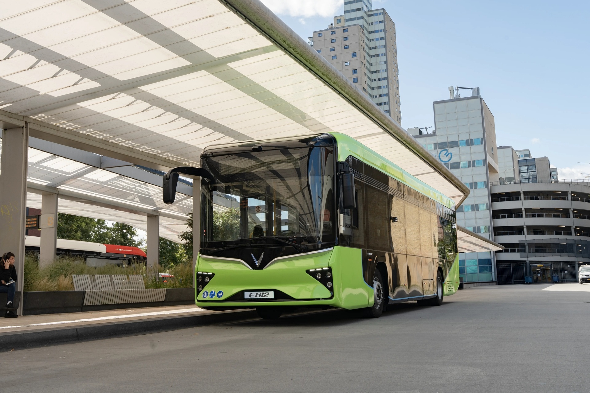 Cận cảnh VinFast EB 12 bán ở châu Âu: Chở được 90 người, đi 400km/lần sạc - 2 Cận cảnh VinFast EB 12 bán ở châu Âu: Chở được 90 người, đi 400km/lần sạc - 2