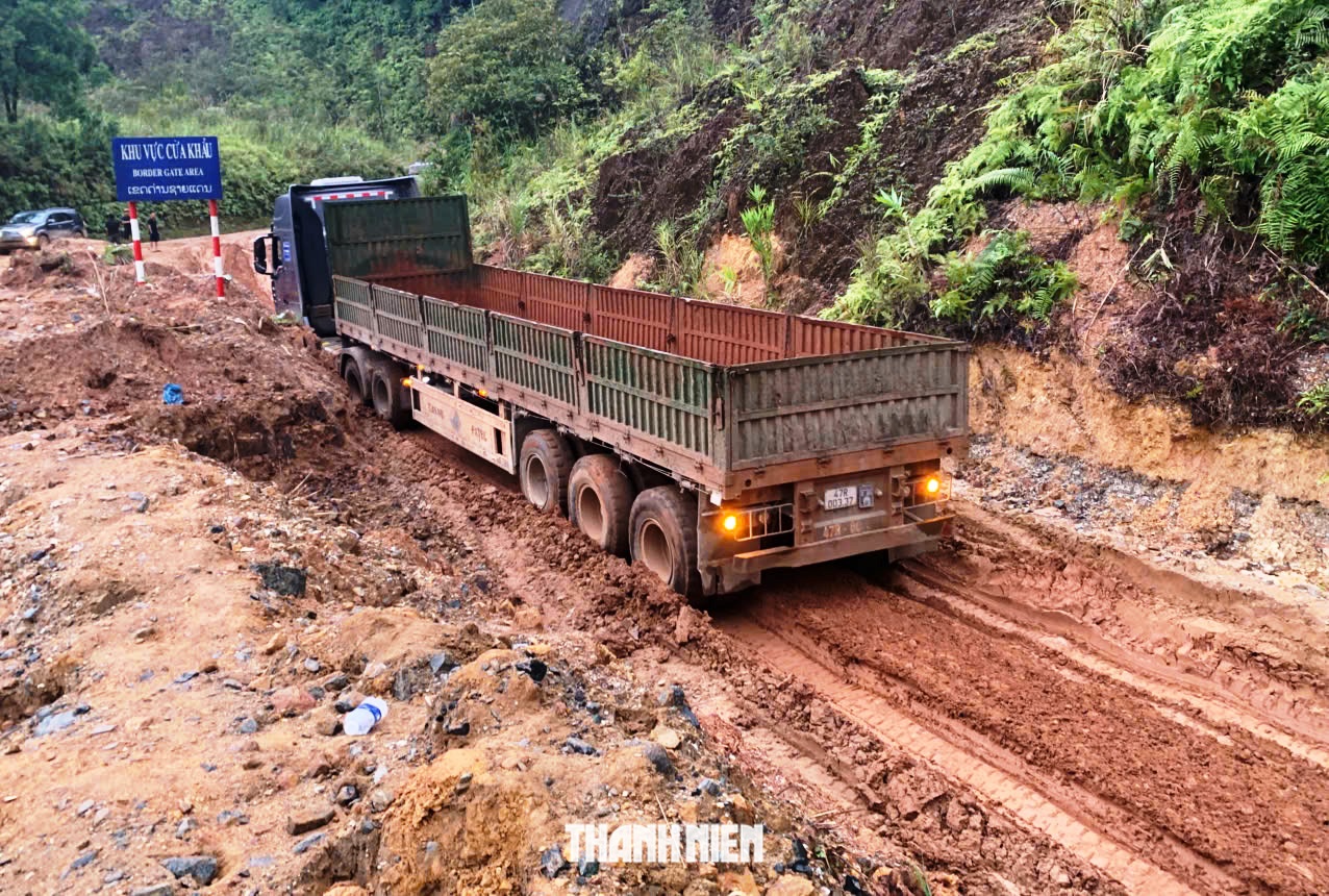 Cận cảnh con đường 'đau khổ' nhất Đà Nẵng khiến người dân, cánh tài xế 'rùng mình' - Ảnh 1.
