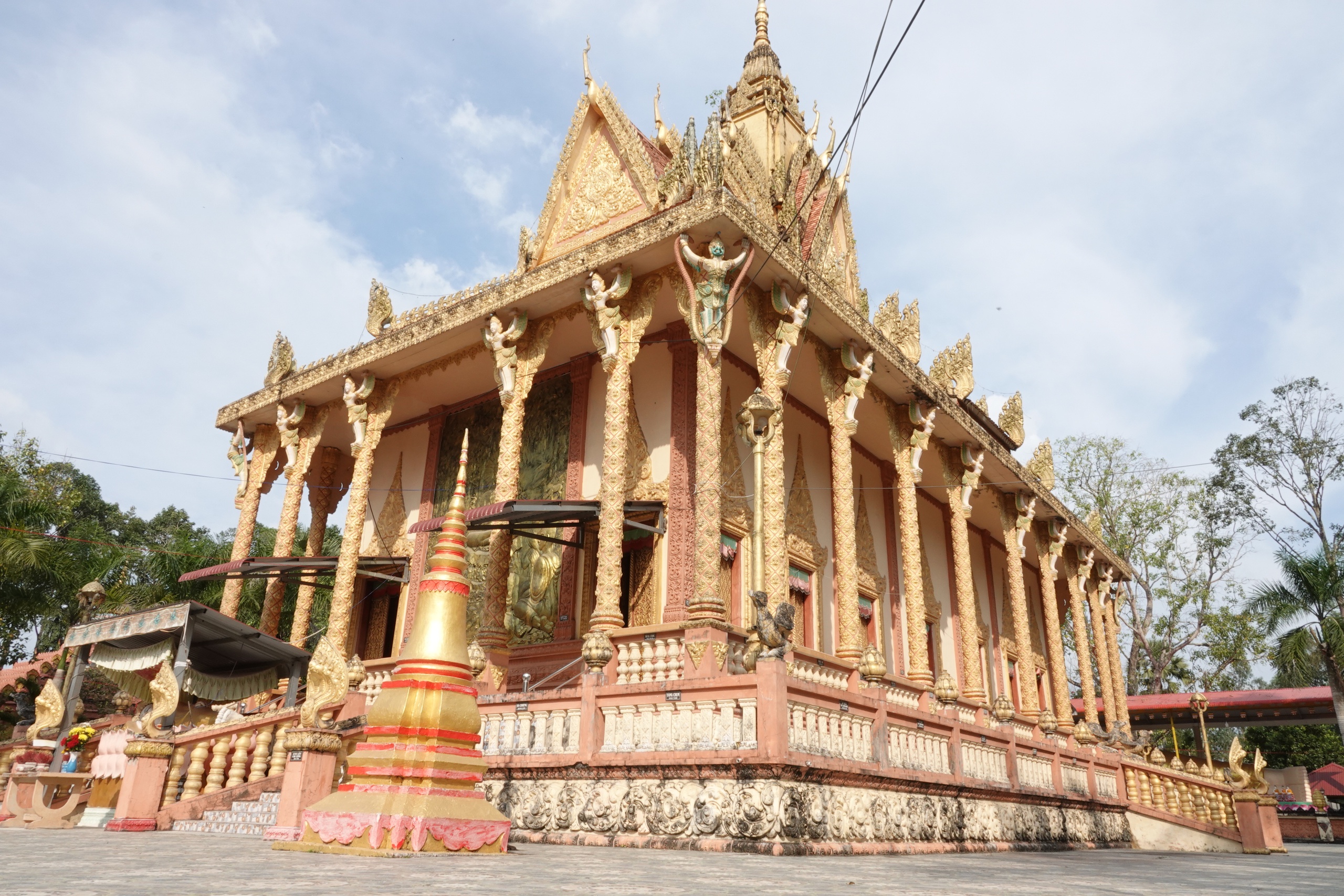 Cận cảnh ghe cà hâu hơn 300 năm tuổi của đồng bào Khmer Nam bộ 1 Chiêm ngưỡng ghe cà hâu hơn 300 năm tuổi của đồng bào Khmer Nam bộ - Ảnh 1.