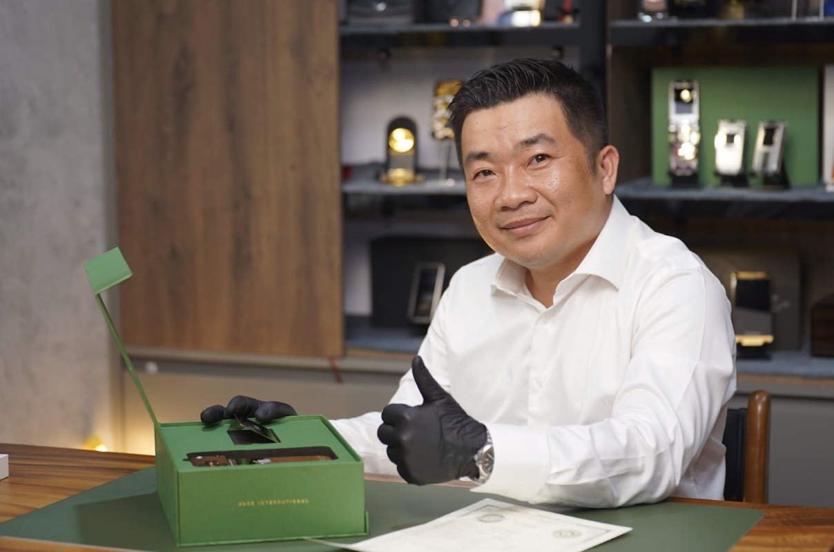 Cận cảnh iPhone 17 Pro Max mạ vàng đầu tiên thế giới của nhà chế tác Việt  - Ảnh 1.