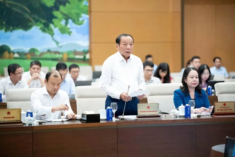 Bộ trưởng Bộ Văn hóa, Thể thao và Du lịch Nguyễn Văn Hùng trình bày tờ trình của Chính phủ về dự án Luật Báo chí (sửa đổi). Ảnh: quochoi.vn Bo-truong-VHTTDL.jpg