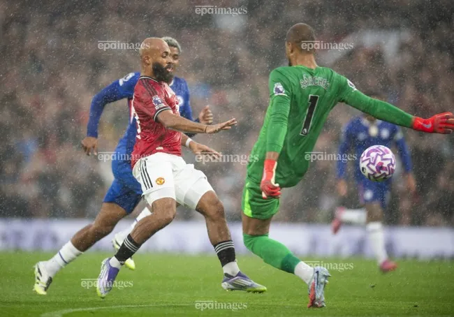 Lối chơi nhạt nhòa của các cầu thủ MU khiến cho chiếc ghế của HLV Ruben Amorim ngày càng lung lay. Ảnh: EPA. HLV Ruben Amorim