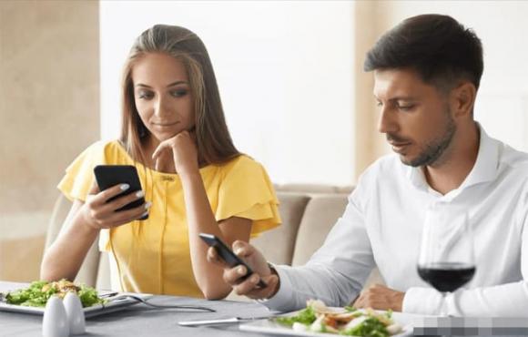 chơi điện thoại, sử dụng điện thoại