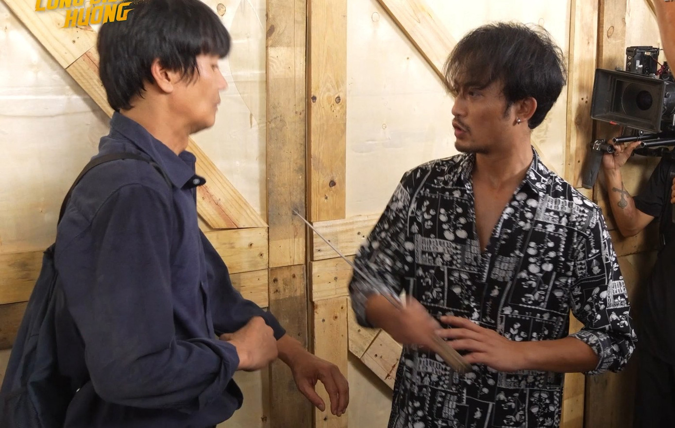 Cảnh ôtô bay giữa chợ, diễn viên bị hất tung qua cửa sổ - Ảnh 1.