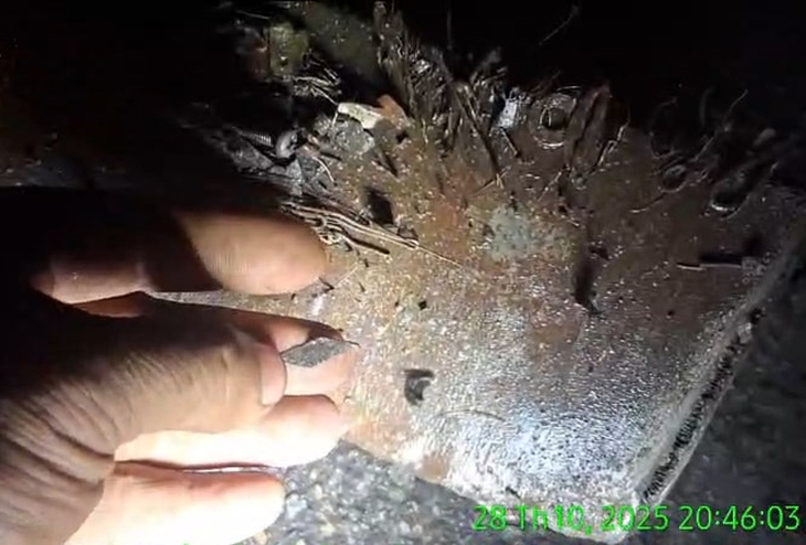 Cảnh sát giao thông TP.HCM cảnh báo 'đinh hình thoi' tiếp tục xuất hiện trên đường Đỗ Mười - Ảnh 3.