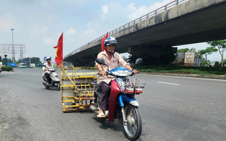 Cảnh sát giao thông TP.HCM cảnh báo 'đinh hình thoi' tiếp tục xuất hiện trên đường Đỗ Mười - Ảnh 3.