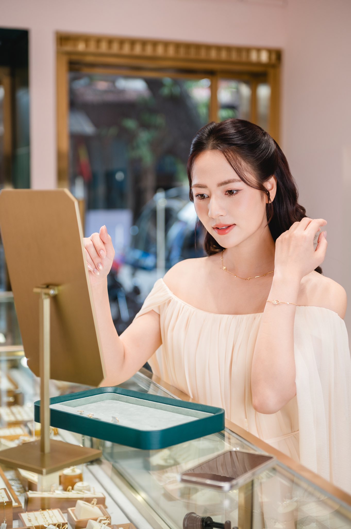 Vbiz có cặp đôi bí mật kết hôn 4 năm mà không ai biết, nhà gái đẹp đến nỗi cả nước cấm dao kéo - Ảnh 4.