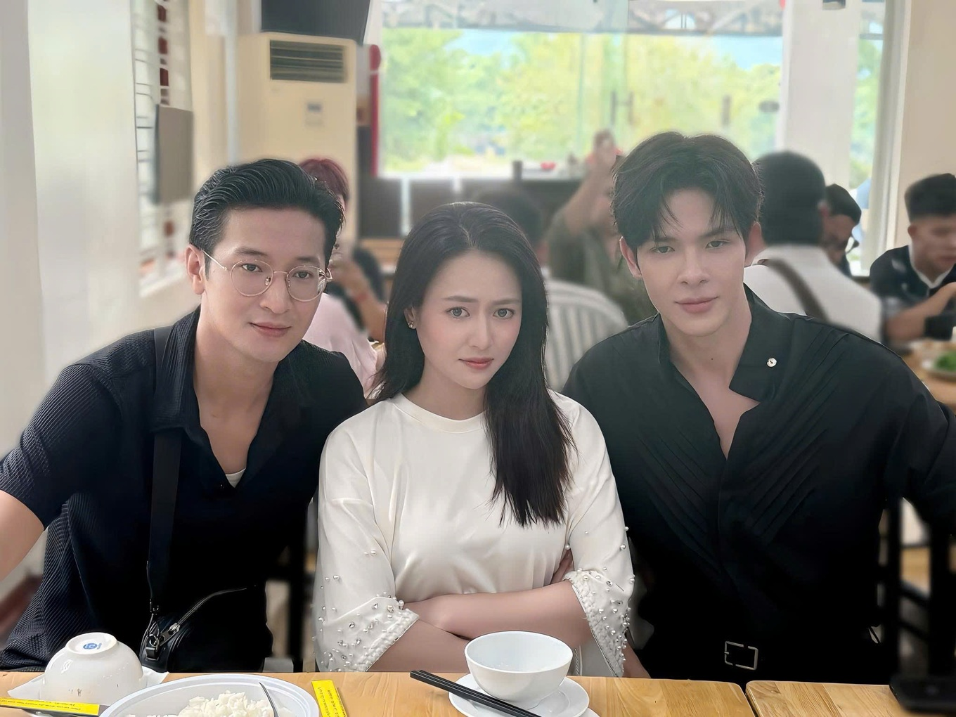 Vbiz có cặp đôi bí mật kết hôn 4 năm mà không ai biết, nhà gái đẹp đến nỗi cả nước cấm dao kéo - Ảnh 1.