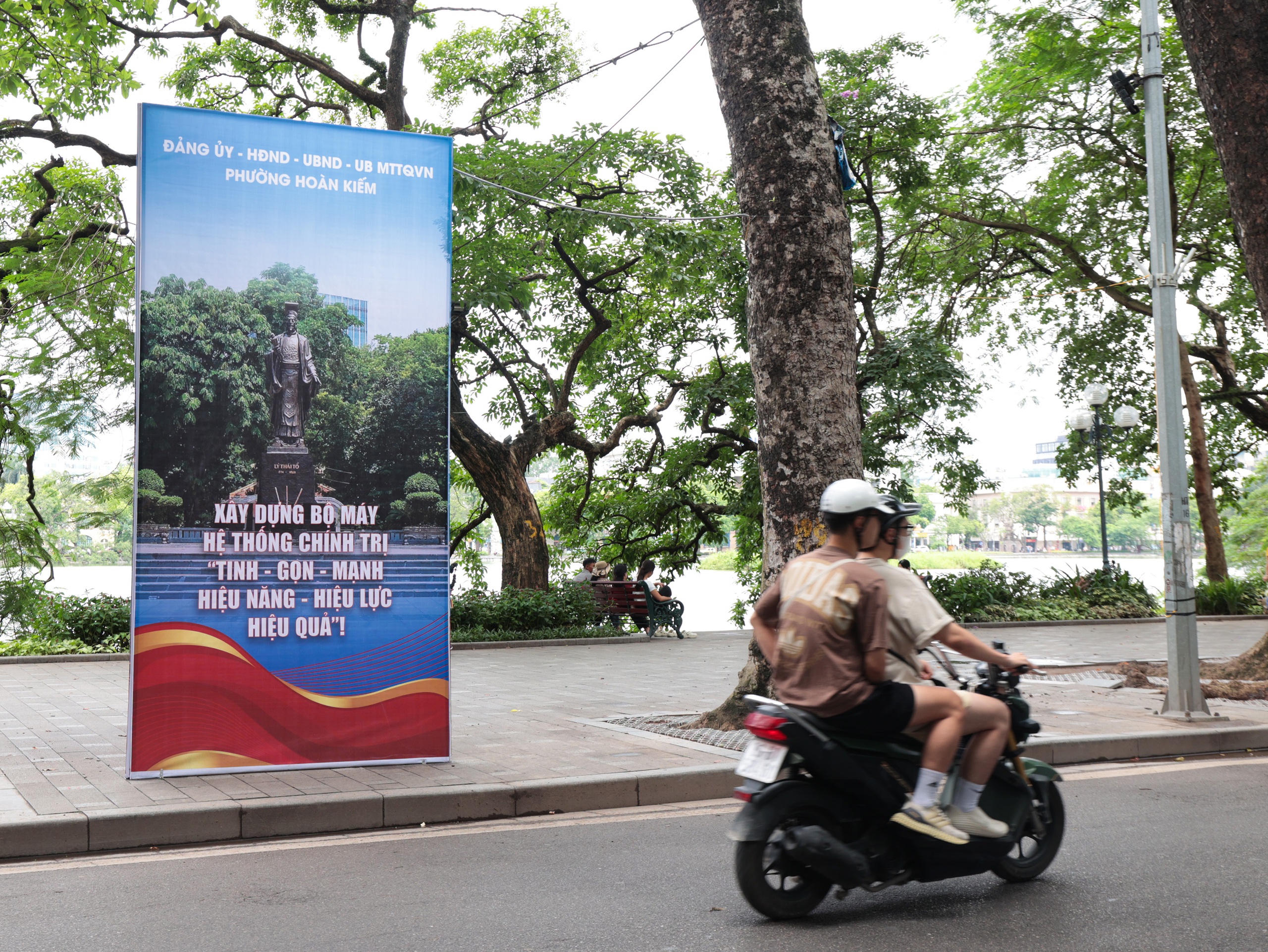 Những hình ảnh đầu tiên trên cả nước trong ngày lịch sử: Cặp đôi háo hức đăng ký kết hôn, pano chào mừng ngập tràn phố phường- Ảnh 6.