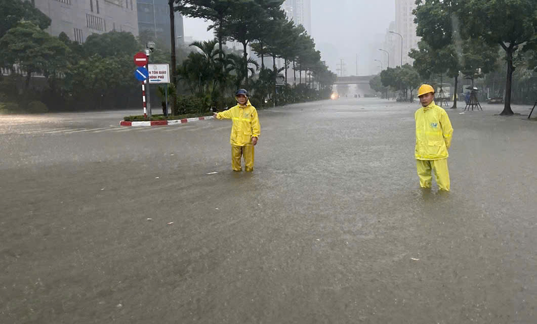 Hà Nội còn 29 điểm ngập nặng, không thể lưu thông - Ảnh 1.