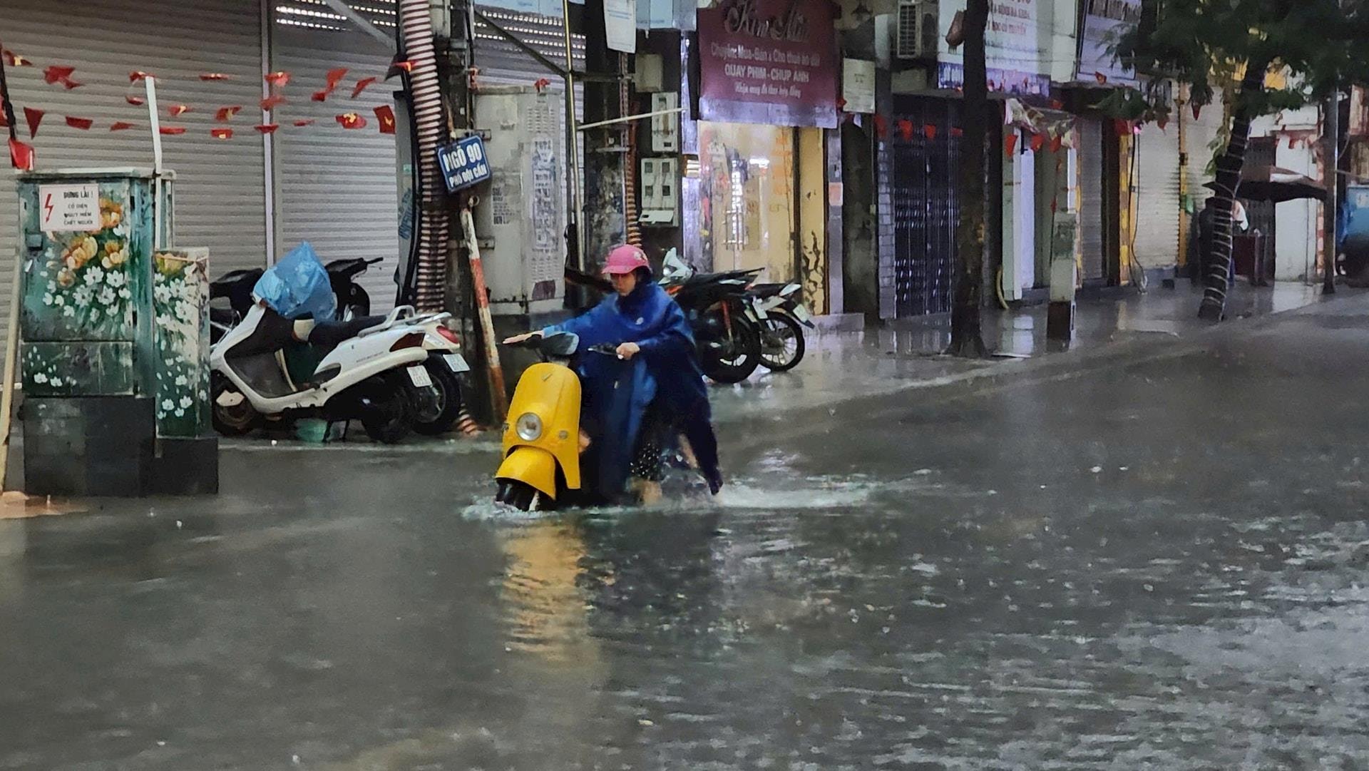 Cập nhật mới nhất các tuyến đường ở Hà Nội có nguy cơ ngập nặng- Ảnh 1.