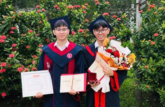 Việt (phải) và Nam trong ngày tốt nghiệp ở Đại học Bách khoa Hà Nội, hôm 4/10. Ảnh: Nhân vật cung cấp