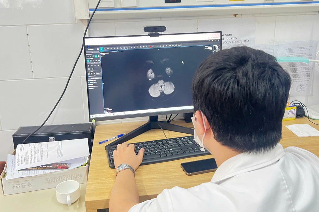 Cậu bé 15 tuổi chân tay co quắp, co giật vì thuốc lá điện tử - 1