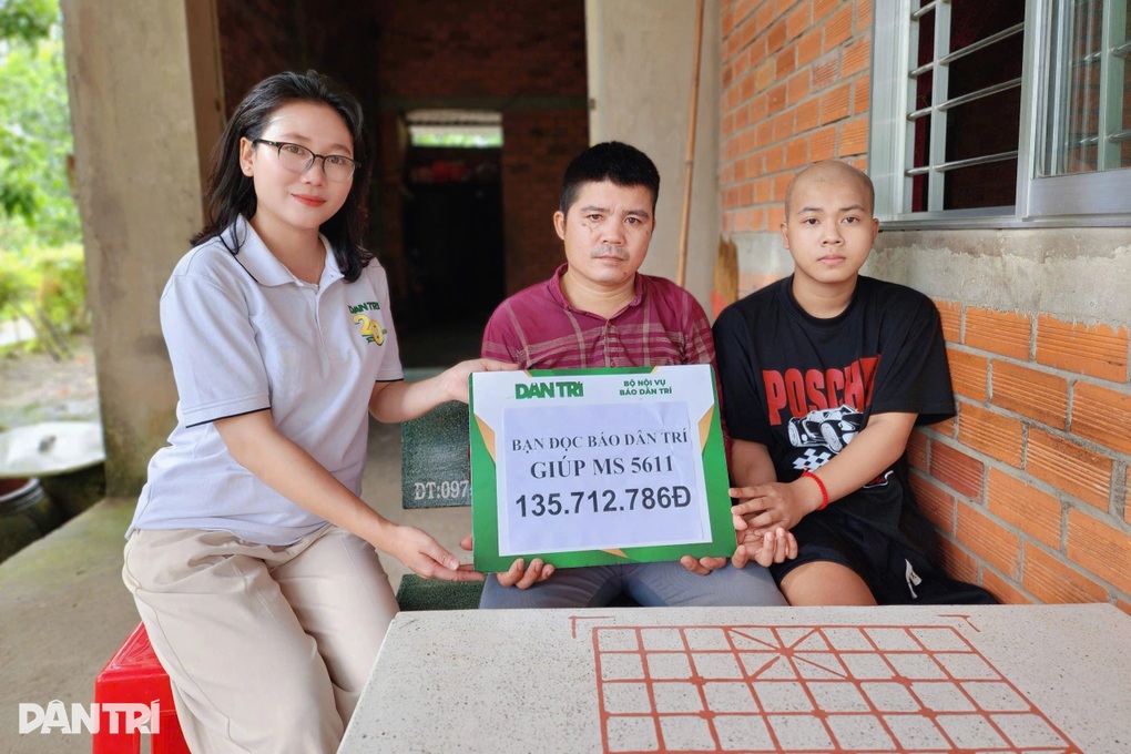 Cậu bé bị mẹ bỏ rơi, mắc ung thư phải cắt chân được giúp hơn 135 triệu đồng - 1