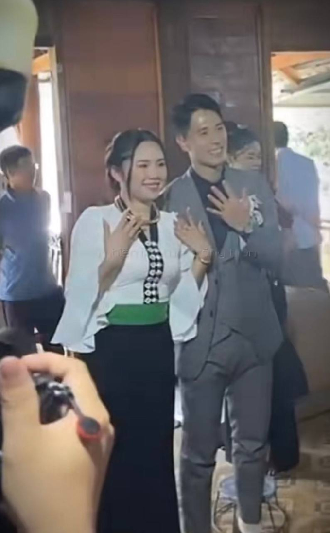 Cầu thủ nổi tiếng cưới cô gái Điện Biên, 2 năm sau cuộc sống khiến ai cũng ngưỡng mộ- Ảnh 1.