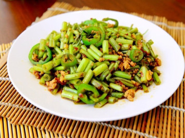 Ăn mãi mới biết rau này giàu kali và canxi, đem xào kiểu này vừa ngon giòn lại bổ