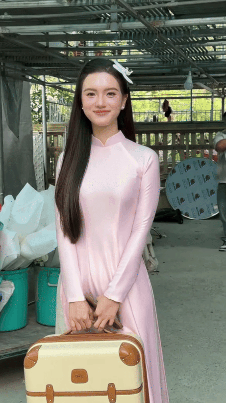 Chân dung cô gái xách vali cho Đỗ Hà ở Thanh Hoá gây sốt: Camera lia vội mà cũng cỡ này hả? - Ảnh 1.