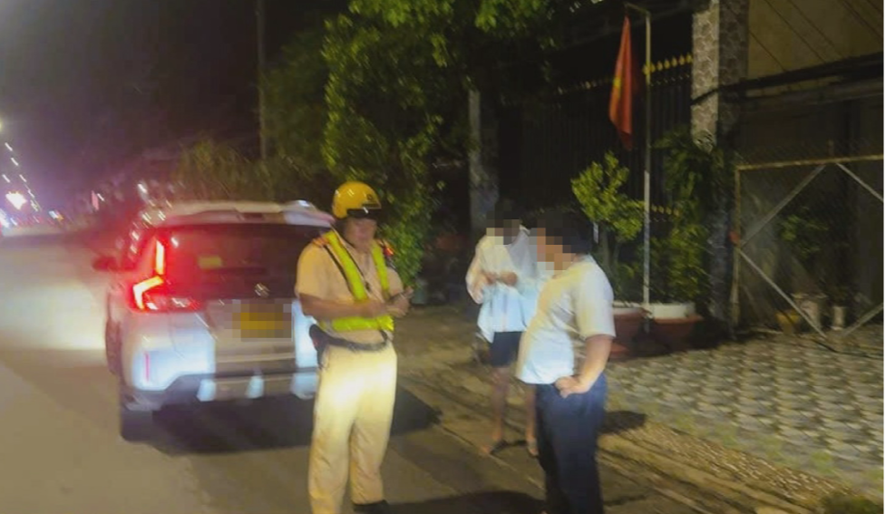 Chan dung nam sinh vien dang bi dieu khien di