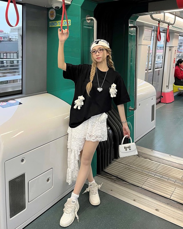 Chân váy vạt chéo giúp mọi vóc dáng trở nên thanh lịch - Ảnh 1.