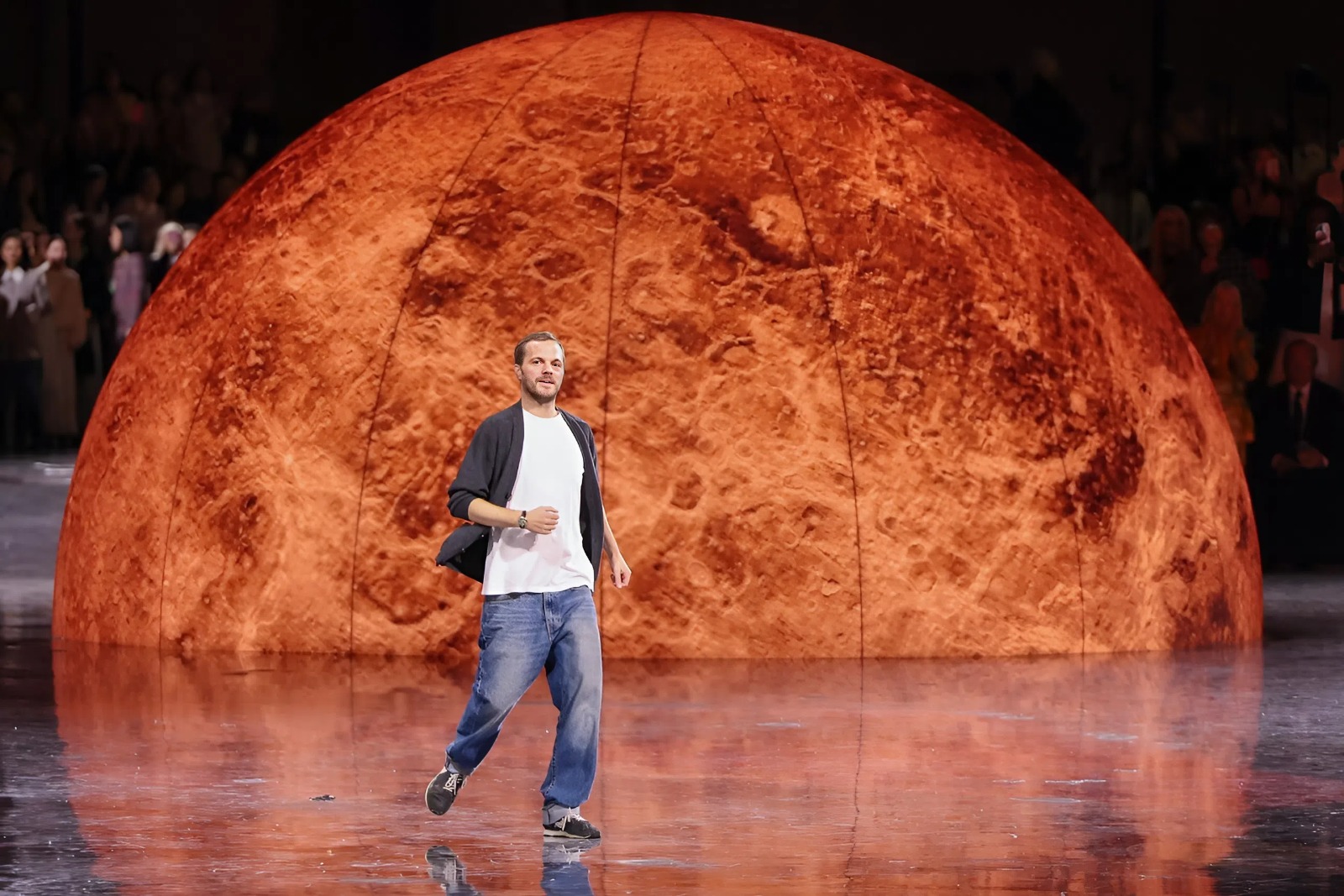 Chanel vừa tới một thiên hà mới với màn debut của Matthieu Blazy- Ảnh 1.