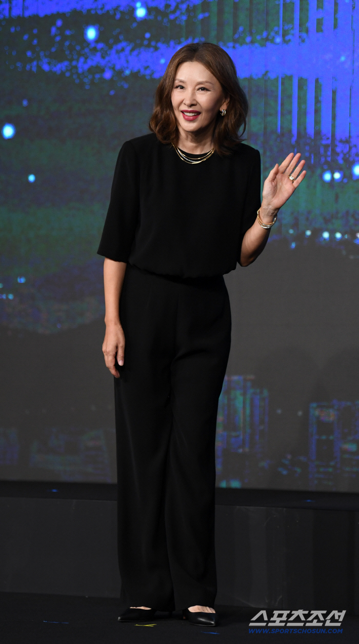 Đằng sau vẻ hào nhoáng bên ngoài, sao nữ phim 