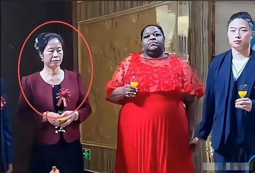 Chàng trai kết hôn với cô dâu châu Phi lớn hơn 20 tuổi, phản ứng "bất ngờ" của phụ huynh - Ảnh 1.