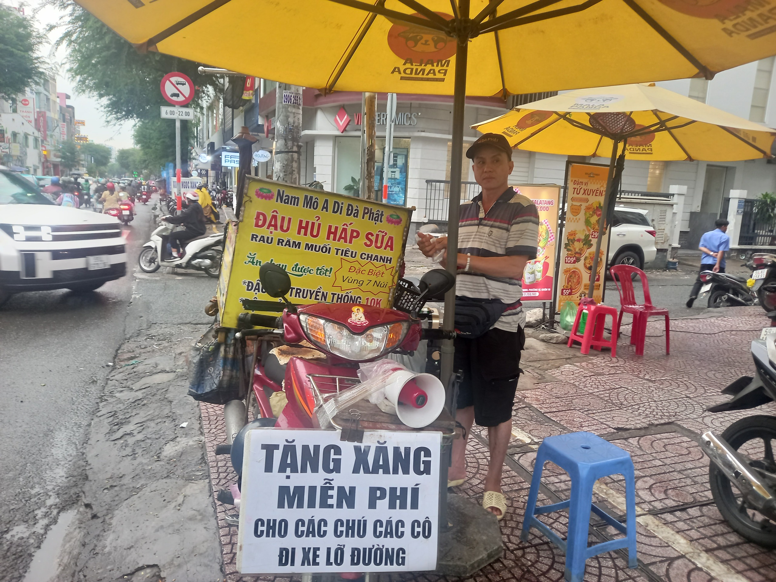 Chàng trai tật nguyền bán đậu hũ kiếm tiền phát cháo cho người nghèo - Ảnh 1.