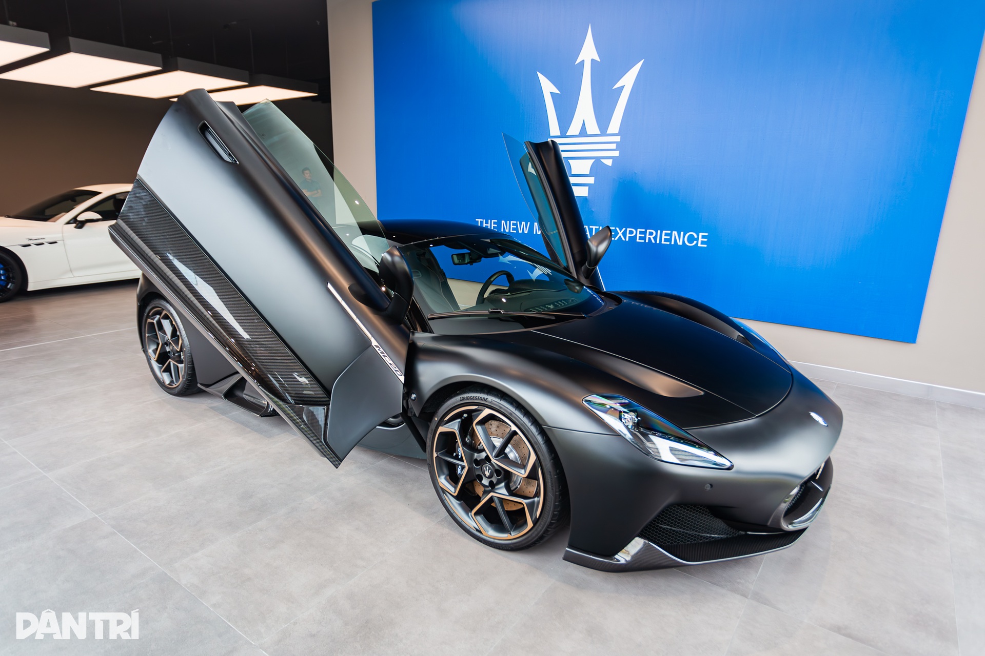 Chào giá hơn 22 tỷ, siêu xe Maserati MC20 bản độc nhất Việt Nam có gì? - 1