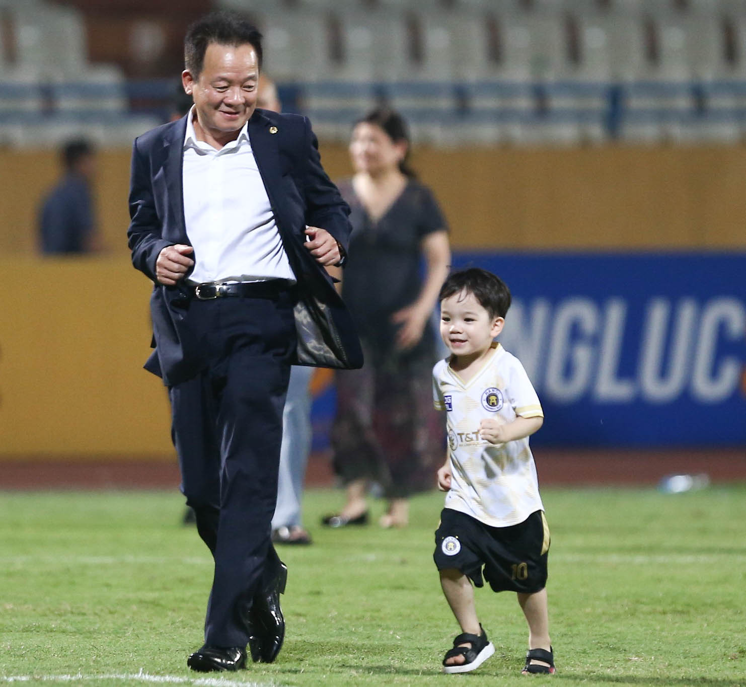 Bầu Hiển luôn dành thời gian chơi đùa, chăm sóc các cháu.