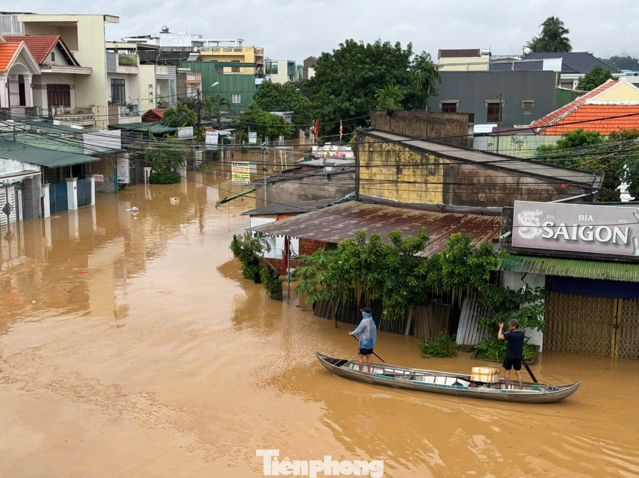 Chạy lũ chỉ kịp ôm con, còn lại để mặc cho nước cuốn trôi- Ảnh 1.