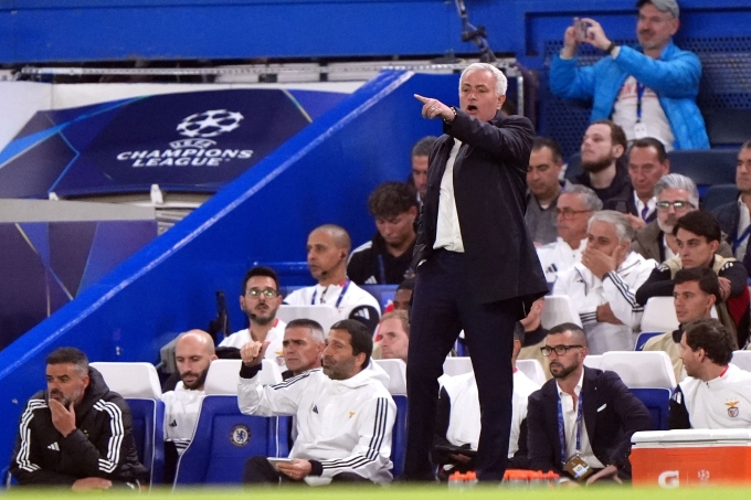 Mourinho chỉ đạo các cầu thủ Benfica, ở trận gặp Chelsea trên sân Stamford Bridge, London, Anh hôm 30/9. Ảnh: Reuters