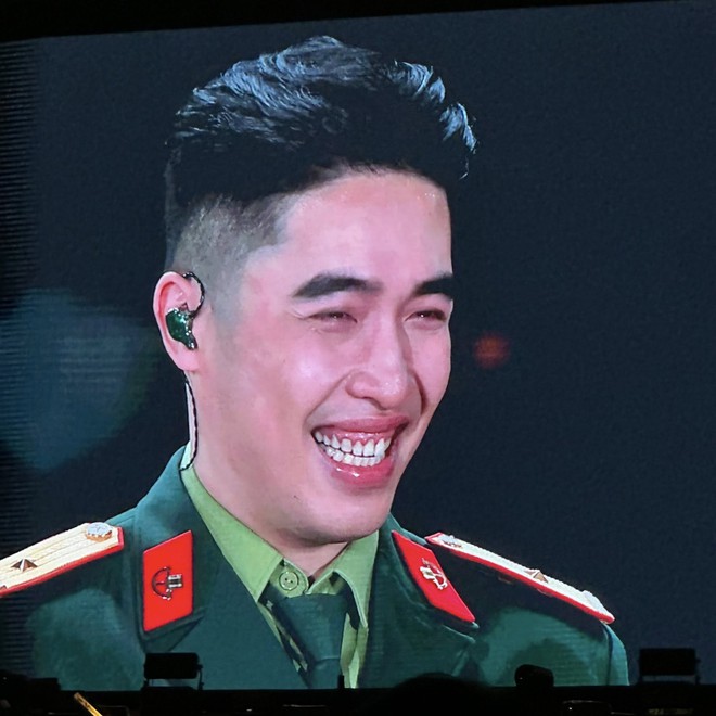 Chỉ 5 phút cạo râu, nam ca sĩ Vbiz như được gỡ “phong ấn”, visual thăng hạng khiến fan gọi từ “chú” sang “chồng”- Ảnh 1.