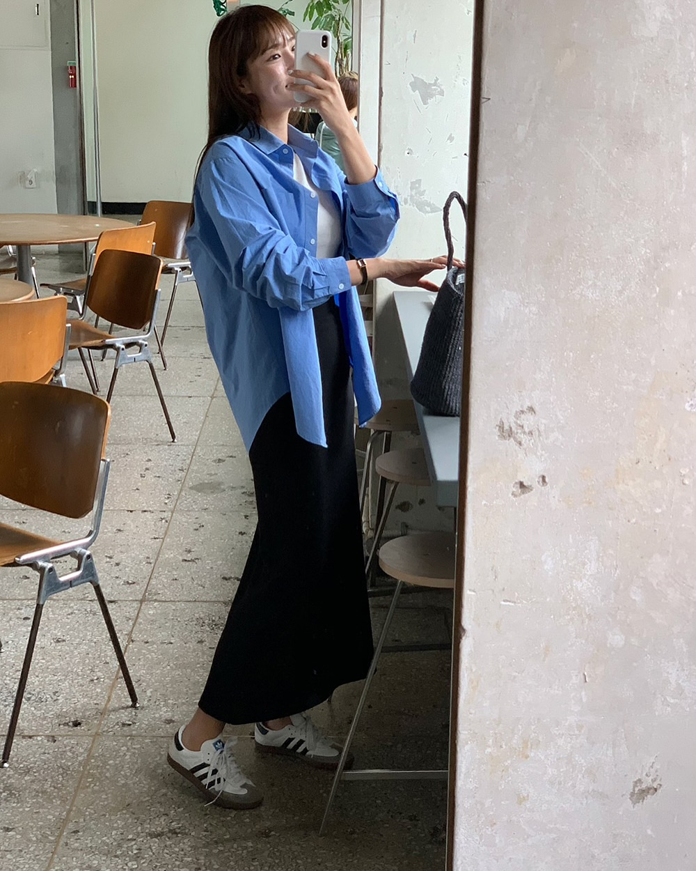 Chỉ một mẫu áo sơ mi trơn màu đơn giản, có thể biến nàng công sở thành nữ chính phim ngôn tình- Ảnh 2.