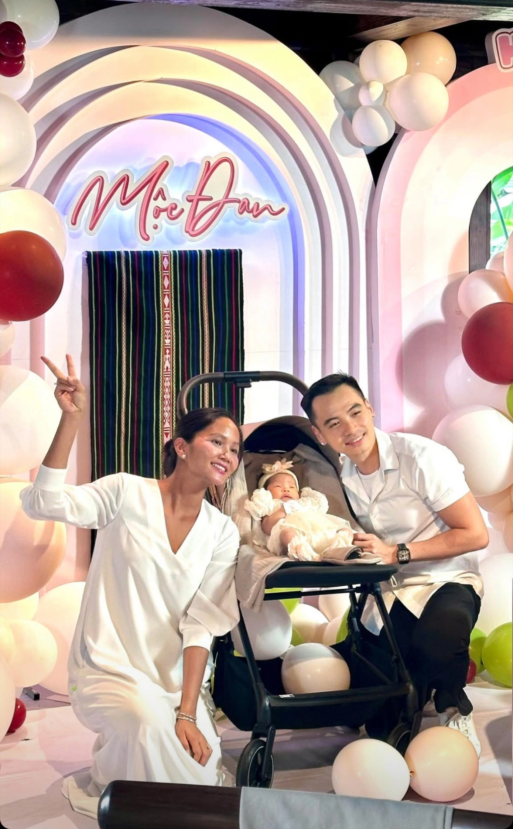 Chồng H'Hen Niê khoe diện mạo mới hậu "phẫu thuật", không còn hình ảnh tự ti khi đứng cạnh vợ hoa hậu 10 Vợ chồng HHen Niê hạnh phúc khi lên chức bố mẹ.