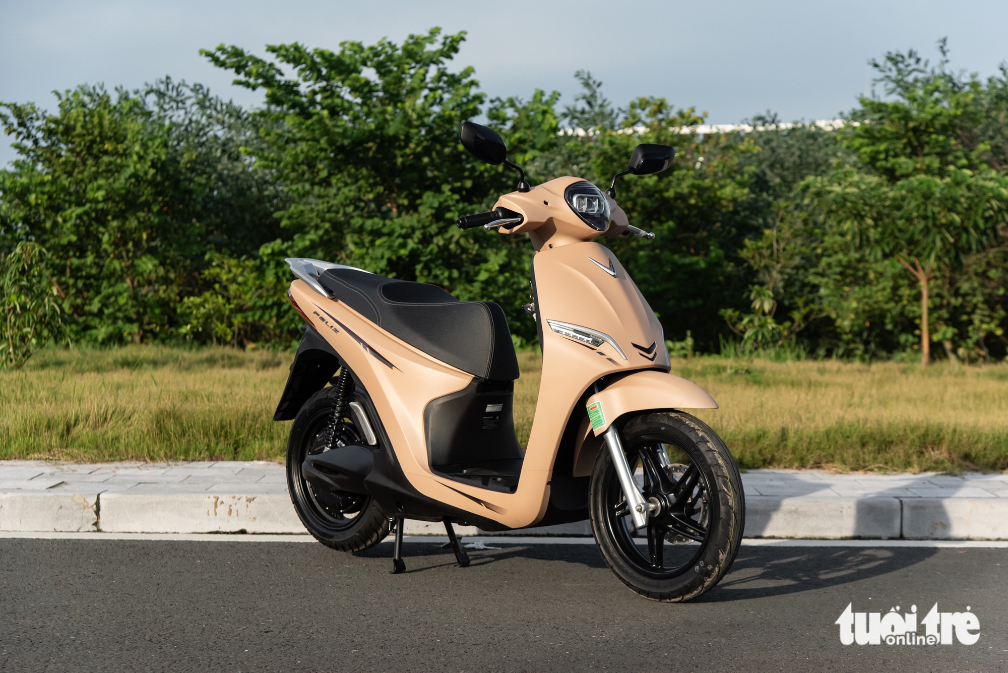 Chi tiết VinFast Feliz hai pin: Dáng cao ráo hợp nhiều người dùng, chạy tới 262km/sạc, cốp 34 lít - Ảnh 1.