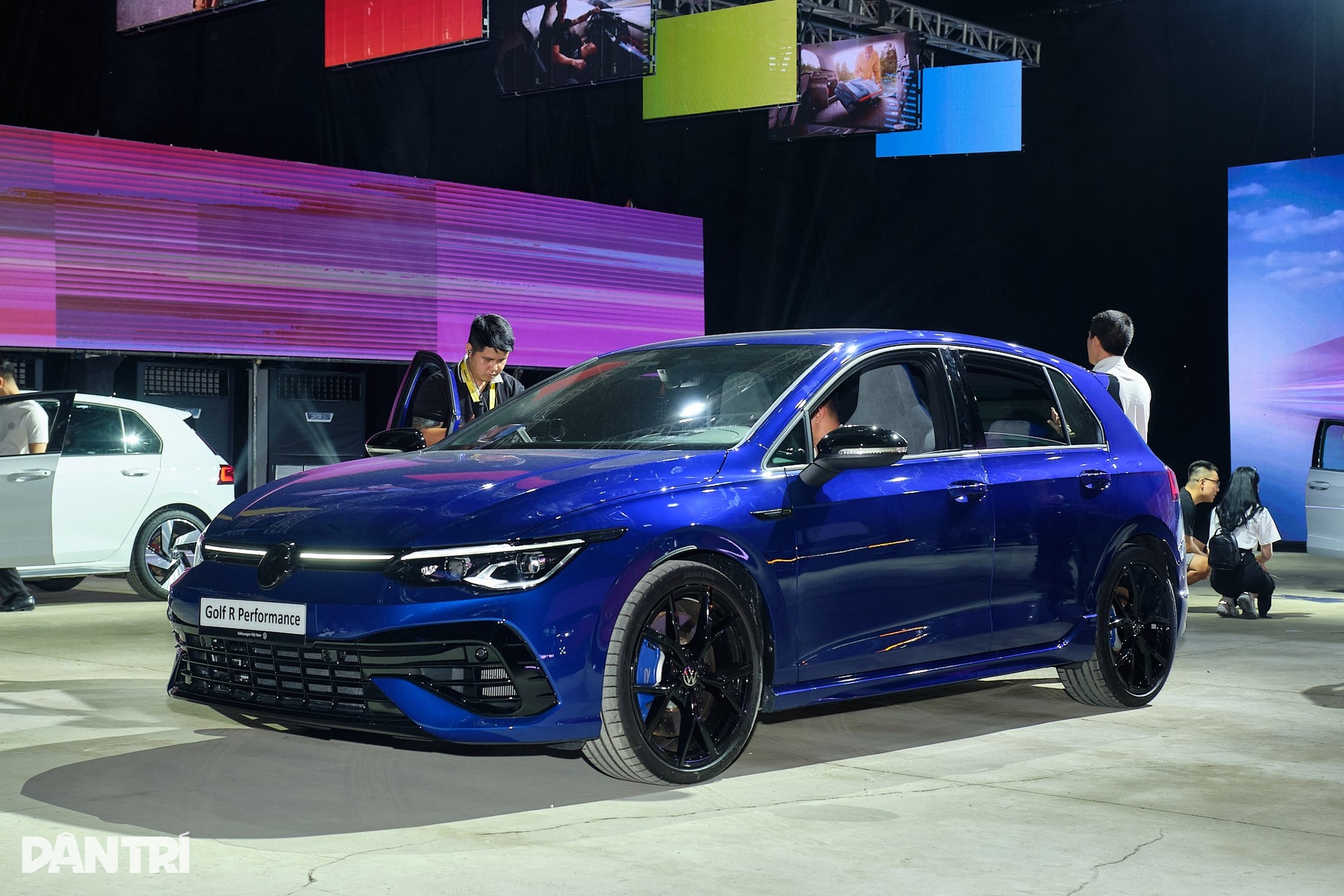 Chi tiết Volkswagen Golf R: “Hot hatch” mạnh ngang Honda Civic Type R - 1