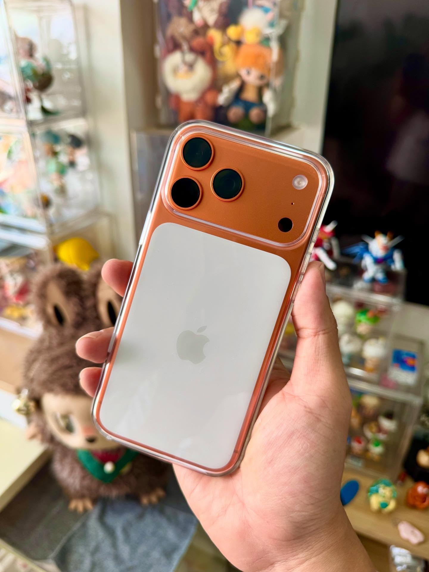 Chiếc ốp lưng iPhone 17 Pro Max gây tranh cãi nảy lửa trên Threads City: 