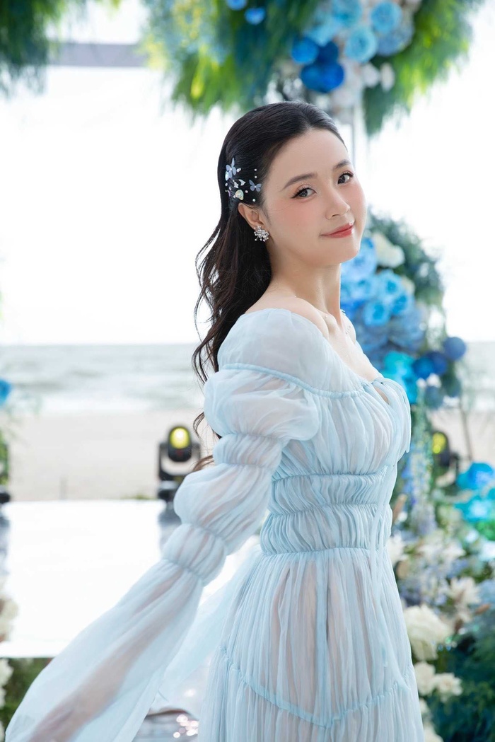 Chiếc váy được 2 nàng dâu hào mônưu ái, ai mặc cũng như tiên tử