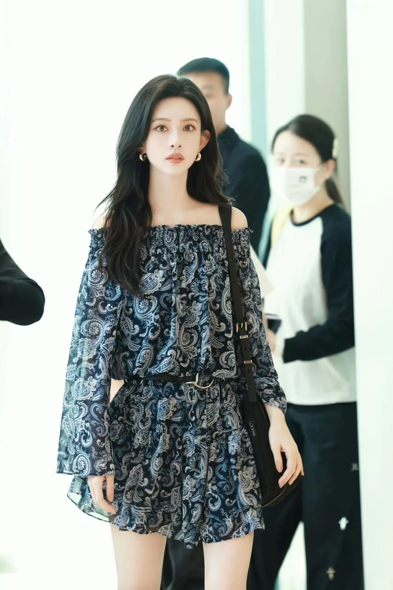 Váy xanh trị giá 10 triệu đồng của Mạnh Tử Nghĩa tiết lộ gam màu phong thủy “hốt tài lộc” cho 3 con giáp này- Ảnh 4. Váy xanh trị giá 10 triệu đồng của Mạnh Tử Nghĩa tiết lộ gam màu phong thủy “hốt tài lộc” cho 3 con giáp này- Ảnh 4.