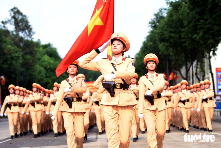 Chiến sĩ công an kiên cường luyện tập diễu binh giữa nắng gắt 1 Chiến sĩ công an kiên cường luyện tập diễu binh giữa nắng gắt - Ảnh 1.