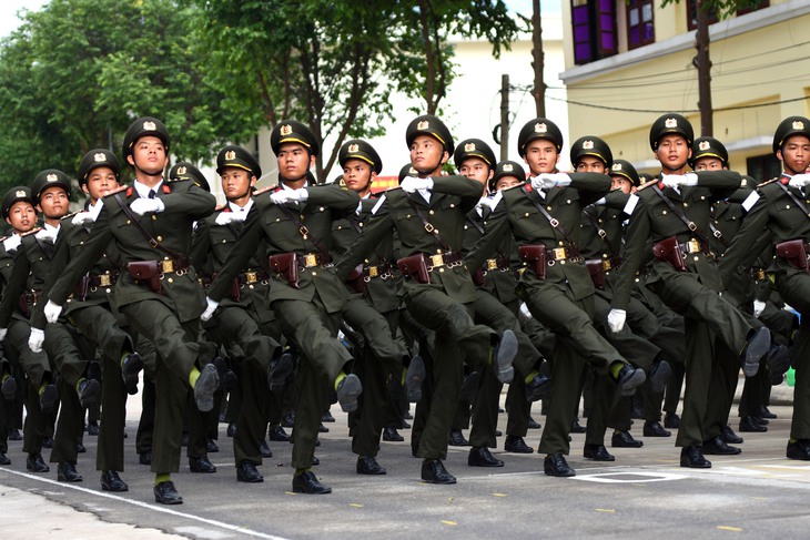 Chiến sĩ công an kiên cường luyện tập diễu binh giữa nắng gắt 5 diễu binh - Ảnh 5.